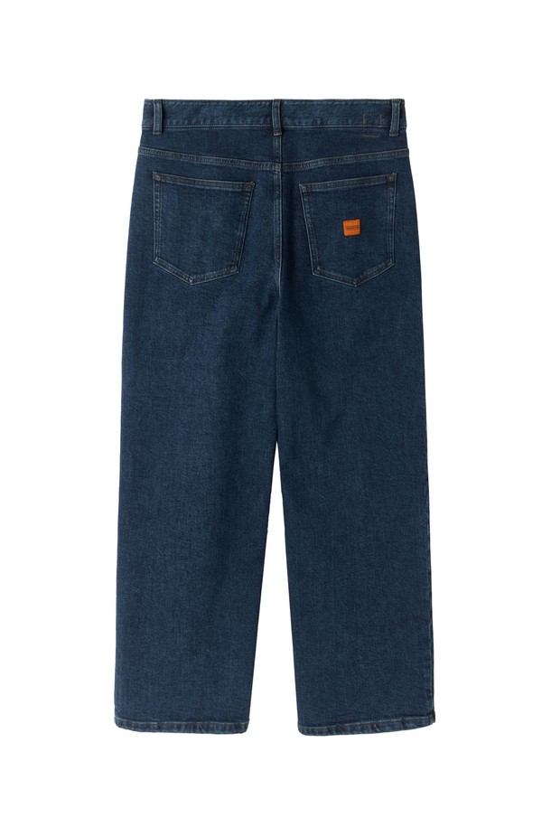 **칸디아니 데님 트라우저 - D/블루 (P253MDP462)**

칸디아니 데님 원단을 사용하여 제작된 데님 팬츠입니다. 가먼트 워싱 처리를 통해 자연스러운 색감과 부드러운 촉감을 선사합니다. 레귤러핏으로 편안한 착용감을 제공하며, 다양한 스타일링에 활용하기 좋습니다. 후면 안감과 포켓에 오렌지 컬러 1975 자수 디테일로 포인트를 더했습니다. 출근룩부터 데이트룩까지, 캐주얼하고 클래식한 스타일을 연출해보세요.
