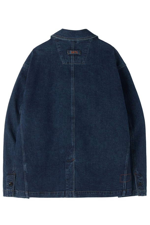 CANDIANI 데님 재킷 - D/BLUE(P253MJK462)는 세미 오버핏으로 제작된 공용 데님 재킷입니다. 약간 두꺼운 두께감의 면 99%, 폴리우레탄 1% 혼방 소재로 제작되어 봄, 가을, 겨울 다양한 계절에 활용 가능합니다. 디블루 컬러의 무지 디자인으로 캐주얼, 워크웨어 스타일 연출에 용이하며, 비대칭 포켓, 오렌지 컬러 1975 자수 포인트, 커버올 자켓 스타일이 특징입니다. 캠톤 버튼에 브랜드 로고가 각인되었으며, 프리미엄 칸디아니 원단을 사용하여 제작되었습니다. 데일리룩, 산책룩, 여행룩 등 다양한 TPO에 활용하기 좋은 아이템입니다.
