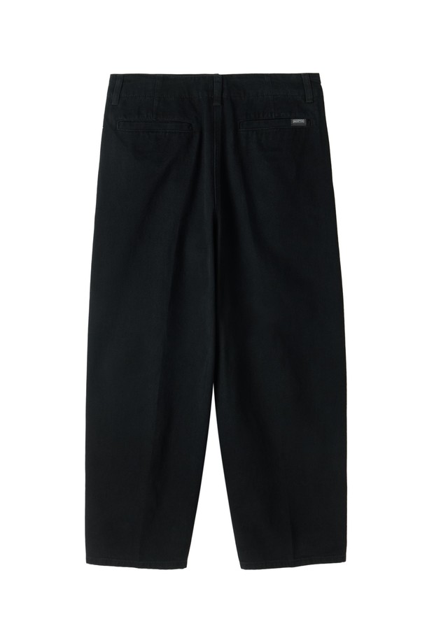 W 커브드 트라우저 - 블랙 (P253WPT402)는 일상에서 편안하게 착용하기 좋은 여성용 바지입니다. 밀도 높은 코튼 트윌 원단으로 제작되어 부드러운 촉감과 우수한 내구성을 자랑합니다. 캐주얼, 미니멀, 클래식 스타일을 모두 소화하며, 동네 마실룩이나 카페룩에 잘 어울립니다. 루즈핏의 텔렉스핏으로 볼륨감 있는 실루엣을 연출하며, 봄, 여름, 가을, 겨울 사계절 내내 활용 가능합니다. 블랙, 베이지, 브롬톤 세 가지 색상으로 출시되었습니다.
