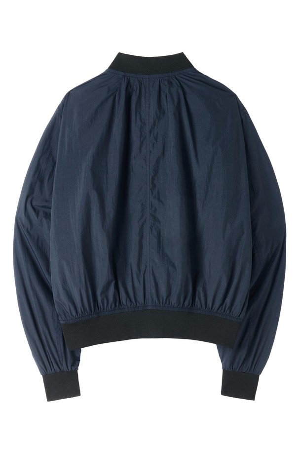 W 스타디움 점퍼 - D/네이비 (P253WJP101)는 여성용 점퍼로, 캐주얼, 스포티한 스타일을 연출하며 캠핑, 라이딩, 일상에서 활용하기 좋습니다. 네이비와 베이지 두 가지 색상으로 출시되었으며, 봄, 가을 시즌에 적합한 얇은 두께감의 나일론, 폴리에스테르 혼방 소재로 제작되었습니다. 방수 및 방풍 기능을 갖춰 변덕스러운 날씨에도 쾌적하게 착용할 수 있으며, 레귤러핏에 미디엄 기장으로 제작되어 편안한 착용감을 선사합니다. 립 디테일 칼라와 소매, 러버 패치 디테일, 봄버 자켓 스타일이 특징이며, 집업 방식으로 간편하게 여밀 수 있습니다.
