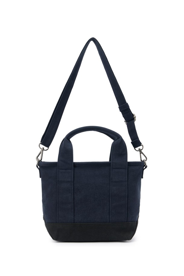 SMALL TOTE BAG (스몰 토트백) - 네이비 컬러의 남성용 토트백입니다. 면 소재로 제작되었으며, 스몰 사이즈의 사각 쉐입에 로고 패턴과 스터드/찡 및 자수 디자인 장식이 돋보입니다. 2WAY 기능과 손잡이로 다양한 연출이 가능하며, 넓은 개구부와 자연스러운 워싱 텍스처가 특징입니다. 오픈형 잠금 방식으로 편리하며, 크로스백으로도 활용 가능하여 동네 마실룩, 쇼핑룩 등 캐주얼, 미니멀, 시티보이 스타일을 연출하기 좋습니다.
