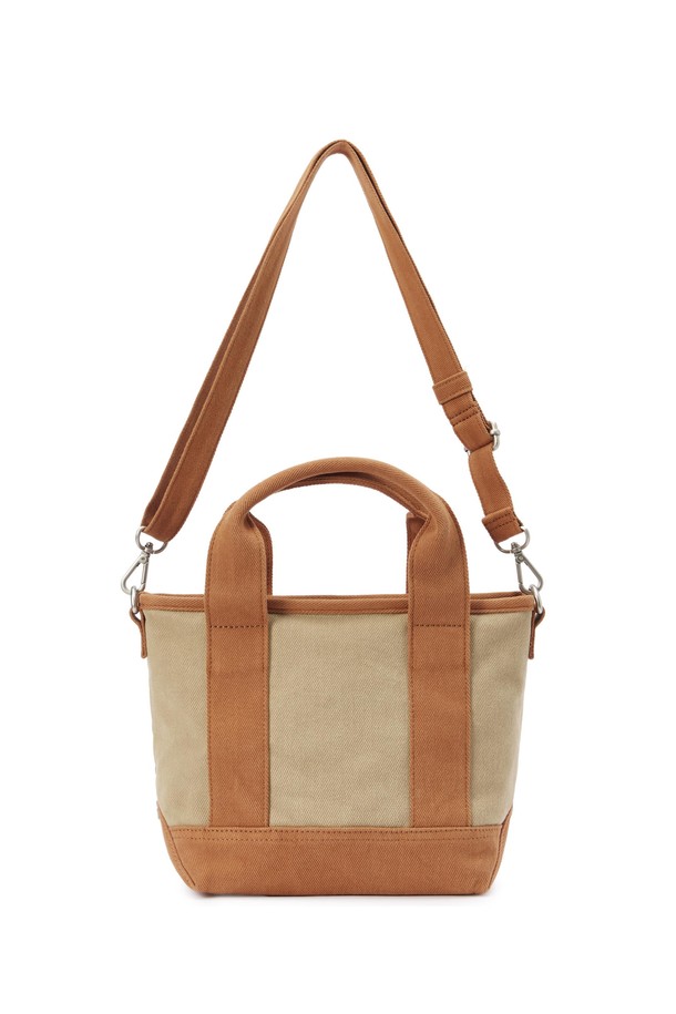 스몰 토트 백 - 베이지(P255ATO412)는 바이오 워싱 코튼 트윌 원단으로 제작되어 자연스러운 워싱 텍스처가 돋보이는 토트백입니다. 남성용으로, 베이지와 네이비 두 가지 컬러로 출시되었습니다. 가방 전면 자수 로고와 양쪽 바닥의 로고 메탈 스터드가 디자인 포인트이며, 2-way 사용이 가능해 크로스백 또는 토트백으로 활용할 수 있습니다. 스몰 사이즈의 사각형 디자인으로, 실용적인 수납공간과 넓은 개구부를 갖춰 데이트룩, 쇼핑룩, 동네 마실룩 등 다양한 TPO에 잘 어울립니다. 캐주얼, 미니멀, 클래식 스타일을 즐기는 분들께 추천합니다.
