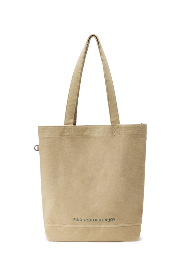 1975 로고 에코백 - BEIGE (P255ATO410)은 면과 폴리에스테르 혼방 소재로 제작되어 부드러운 촉감이 돋보이는 미디엄 사이즈의 사각 에코백입니다. 베이지와 오렌지 컬러의 로고 패턴이 특징이며, 텀블러 전용 포켓과 D링 디자인으로 실용성을 더했습니다. 바이오워싱 처리로 내구성이 뛰어나 데일리 백으로 활용하기 좋습니다.
