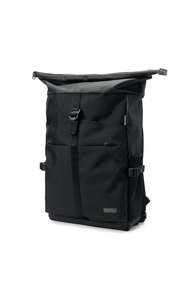 롤 업 백팩 - 블랙 (P255ABG110)은 미니멀, 캐주얼, 시티보이 스타일을 추구하는 남성을 위한 가방입니다. 폴리에스터 소재의 미디엄 사이즈 백팩으로, 일상과 여행 모두 활용 가능하며, 롤업 디자인과 마그네틱 잠금 방식이 특징입니다. 16인치 노트북 수납이 가능하며, POLY 600D RIPSTOP Cordura 원단을 사용하여 생활 방수 기능과 내구성을 높였습니다. 전면부에는 리플렉티브 로고 장식이 돋보입니다. 여행룩과 출근룩에 모두 잘 어울리는 실용적인 아이템입니다.
