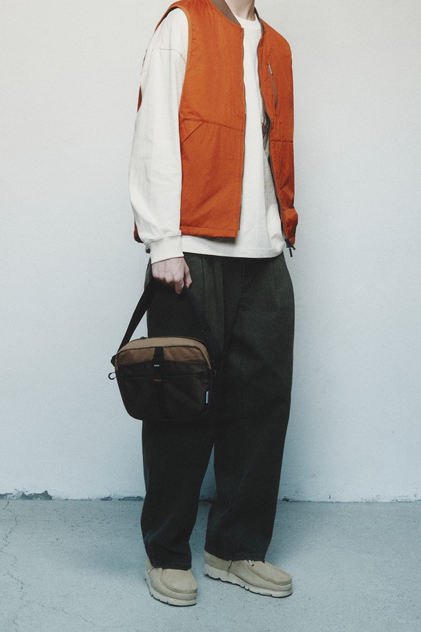 세련된 남성미를 더하는 6-쉐이프 링 디테일 크로스백 - 브라운 (P255ACR110)입니다. 미디엄 사이즈의 사각형 디자인으로, 나일론 소재를 사용하여 제작되었습니다. 숄더 스트랩과 지퍼형 잠금 방식으로 실용성을 높였으며, 6-쉐이프 링 디테일이 세련된 포인트를 더합니다. 미니멀, 시크, 클래식 스타일을 즐기는 남성분들께 출근룩, 비즈니스 캐주얼, 모임룩 등 다양한 TPO에 활용하기 좋습니다.
