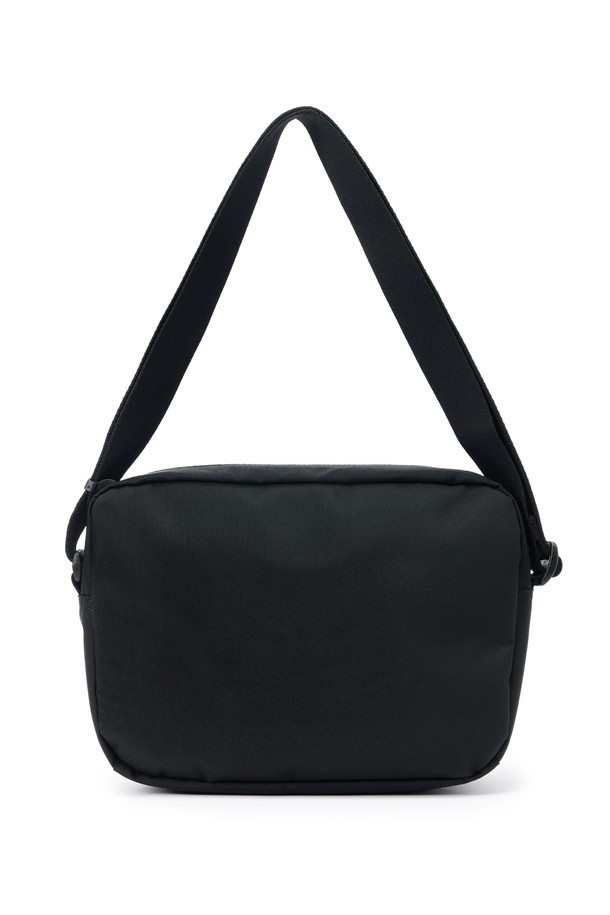 6-셰이프드 링 디테일 크로스 백 - 블랙 (P255ACR110)은 미니멀, 캐주얼, 시티보이 스타일을 위한 남성용 크로스백입니다. 나일론과 폴리에스테르 소재로 제작되어 튼튼하며, 여행룩과 출근룩에 모두 잘 어울립니다. 블랙 및 브라운 두 가지 색상으로 출시되었으며, 사각형 모양에 링 디테일이 포인트입니다. 컴팩트한 디자인으로 다수의 수납공간과 앞면 지퍼 포켓을 갖춰 실용성을 더했으며, 레이저 각인 로고와 오렌지색 바택으로 디자인의 완성도를 높였습니다. 6-셰이프드 링 디테일 크로스 백은 재귀 반사 기능을 통해 야간에도 안전하게 사용할 수 있으며, 지퍼형 잠금 방식으로 소지품을 안전하게 보호합니다.
