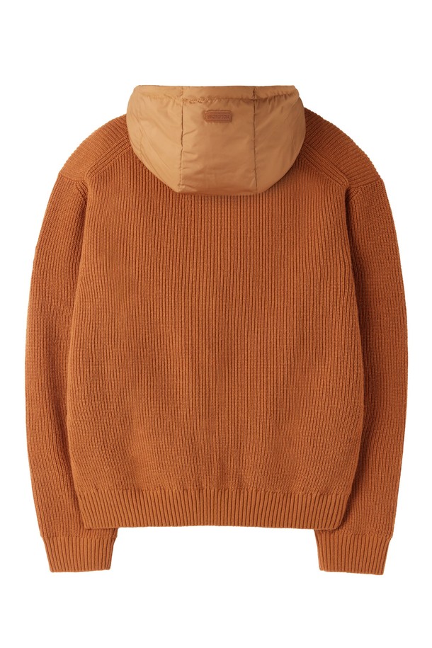 HOOD(후드) HYBRID(하이브리드) CARDIGAN(가디건) - ORANGE(오렌지) (P254UCD432)는 남성용 후드 하이브리드 가디건입니다. 오렌지 및 네이비 컬러로 출시되었으며, 나일론, 아크릴, 울, 폴리에스테르를 혼방하여 제작되었습니다. 울 소재의 탈부착 가능한 후드와 캐시미어 블렌딩으로 부드러운 촉감을 선사하며, 가을, 겨울철 일상 및 산책룩에 적합합니다. 레귤러핏의 긴소매 디자인으로, 무지 패턴과 중간 두께감으로 캐주얼하면서도 베이직한 스타일을 연출합니다. 보온 기능과 필링을 최소화하여 편안하게 착용할 수 있습니다.
