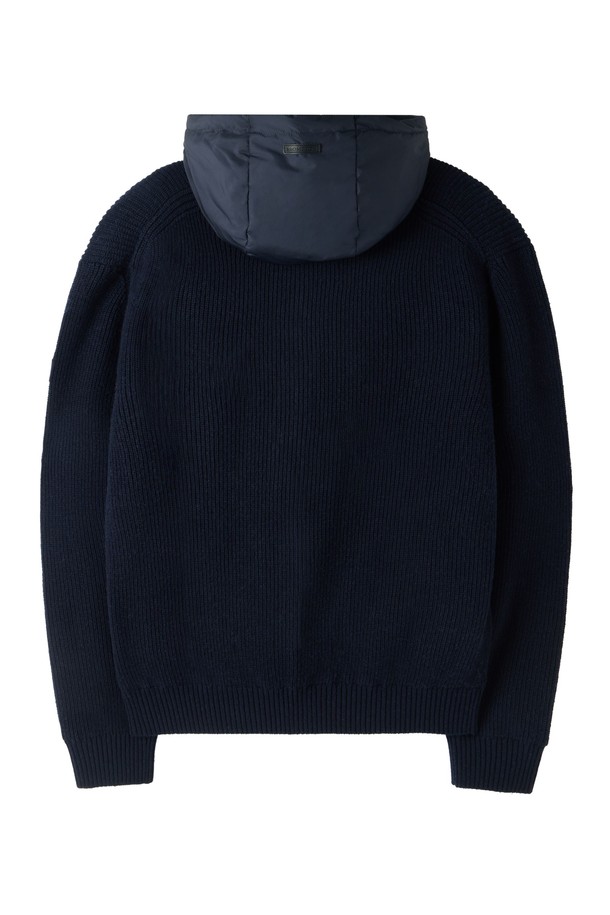 HOOD 하이브리드 가디건 - 네이비 (P254UCD432)는 남성용 후드 하이브리드 가디건으로, 캐주얼 및 베이직 스타일을 추구하는 분들을 위한 제품입니다. 네이비와 오렌지 컬러로 출시되었으며, 봄, 가을, 겨울 세 계절 모두 착용 가능합니다. 나일론, 아크릴, 울, 폴리에스터 등 다양한 소재를 혼방하여 제작되었으며, 특히 울 소재 탈부착 후드로 다양한 스타일 연출이 가능합니다. 레귤러핏에 두꺼운 두께감, 부드러운 촉감으로 편안한 착용감을 제공하며, 캐시미어 블렌딩으로 고급스러운 느낌을 더했습니다. 일상, 산책, 여행 등 다양한 TPO에 활용할 수 있는 실용적인 아이템입니다.
