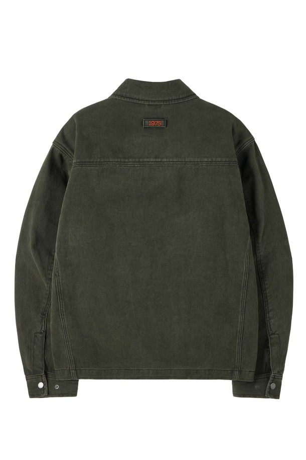 카키 색상의 DENIM ZIP-UP 재킷 (데님 집업 재킷)입니다. 남성용으로, 미니멀, 스트릿 스타일을 모두 소화할 수 있습니다. 봄, 여름, 가을, 겨울 사계절 내내 착용 가능하며, 데이트룩, 모임룩에 적합합니다. 세미 오버핏으로 편안하게 착용할 수 있으며, 2-WAY 지퍼와 가슴 지퍼 포켓 디테일이 특징입니다. 색 빠짐 방지 데님 원단과 등판 1975 자수, 매칭 데님 팬츠와 세트로 코디할 수 있습니다.
