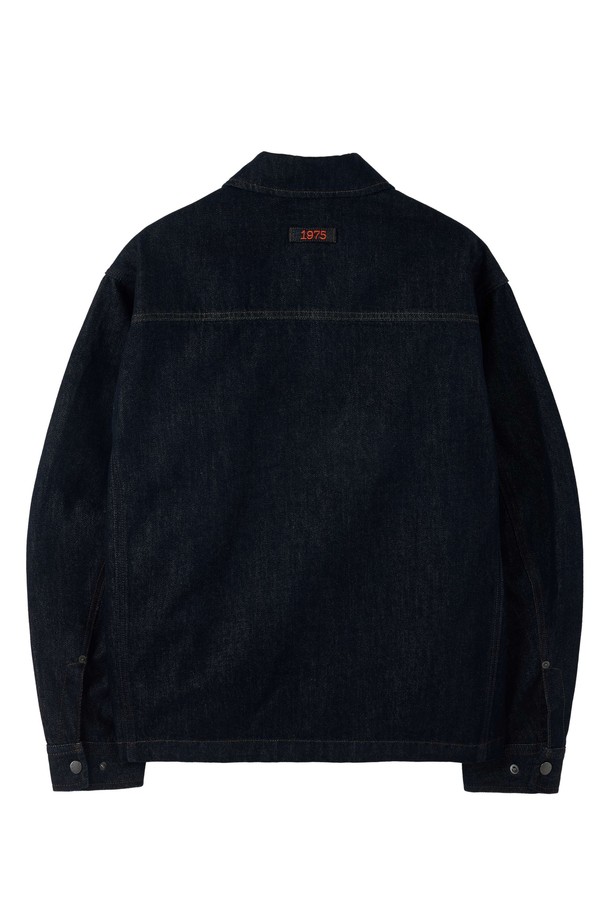 **데님 집업 재킷 - 인디고 (P253MJK461)**

남성용 데님 재킷입니다. 인디고와 카키 두 가지 색상으로 출시되었으며, 봄, 가을, 겨울 계절에 착용하기 좋습니다. 미니멀하고 캐주얼한 스타일을 연출할 수 있으며, 두꺼운 면 소재로 제작되어 뻣뻣한 촉감을 줍니다. 세미오버핏으로 편안하게 착용 가능하며, 긴 소매와 집업 여밈 방식을 갖추었습니다. 2-WAY 지퍼, 가슴 지퍼 포켓, 등판 1975 자수 장식이 특징이며, 매칭 데님 팬츠와 세트 연출도 가능합니다. 데이트룩 또는 겨울 데일리룩으로 활용하기 좋습니다.
