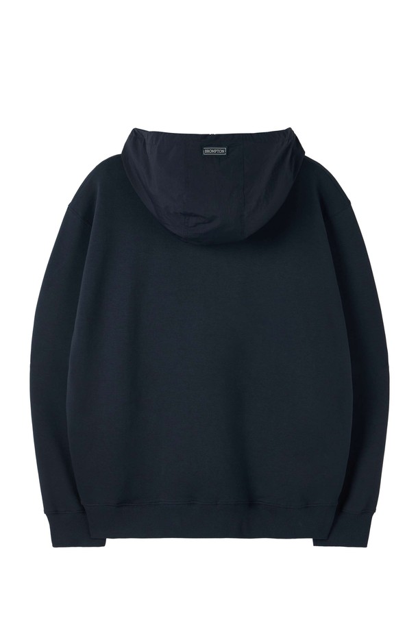 리플렉티브 자수 로고가 돋보이는 REFLECTIVE JERSEY HOOD - D/네이비 (P253UHD162) 후드티셔츠입니다. 네이비 및 베이지 컬러로 출시되어, 공용으로 착용 가능하며, 일상, 사이클, 아웃도어 활동에 적합합니다. 봄, 가을 시즌에 어울리는 중간 두께감과 부드러운 촉감의 면, 폴리에스테르, 나일론 혼방 소재로 제작되었습니다. 자전거 핸들바 형태의 앞주머니와 어깨에서 허리까지 드롭 실루엣, 액센트 컬러 포인트 후드가 특징이며, 재귀반사 기능을 더해 스포티하고 캐주얼한 스타일을 연출합니다. 동네 마실룩, 산책룩, 캠핑룩 등 다양한 TPO에 활용하기 좋습니다.
