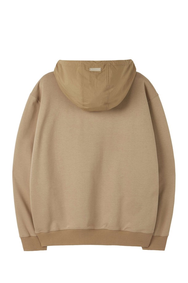 REFLECTIVE JERSEY HOOD - BEIGE (P253UHD162)는 스포티, 캐주얼, 고프코어 스타일을 아우르는 공용 후드 티셔츠입니다. 봄, 가을에 어울리는 중간 두께감의 오버핏으로, 일상 및 아웃도어 활동에 적합합니다. 베이지 및 네이비 컬러로 출시되었으며, 면, 폴리에스테르, 나일론, 폴리우레탄 혼방 소재로 제작되어 부드러운 촉감을 선사합니다. 자전거 핸들바 모양의 앞 포켓 디자인과 대비색상 후드 액센트, 리플렉티브 자수 디테일이 특징이며, 재귀반사 기능을 갖춰 야간에도 안전하게 착용할 수 있습니다. 산책, 캠핑, 가을 나들이룩에 활용하기 좋습니다.
