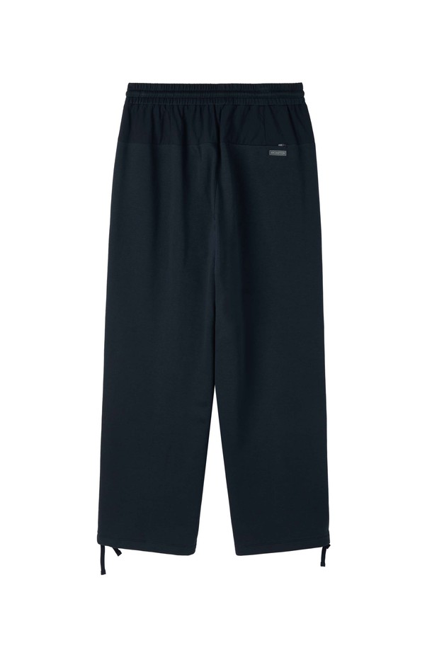 리플렉티브 저지 트라우저 - D/네이비 (P253UPT162)는 봄, 가을 시즌에 적합한 조거핏 긴 바지입니다. 면, 폴리에스터, 나일론 혼방 소재로 제작되어 탄탄한 촉감을 선사하며, 신축성이 있어 편안하게 착용 가능합니다. D/네이비 컬러의 무지 패턴에 루즈핏 디자인으로 스포티, 캐주얼, 미니멀 스타일을 연출합니다. 우븐 배색 포켓, 우븐 패치 디테일, 밑단 스트링, 자전거 자수 포켓, 신축성 허리밴딩 등의 디테일이 돋보이는 제품입니다. 일상, 사이클, 동네 마실룩, 여행룩, 피트니스룩 등 다양한 TPO에 활용할 수 있습니다.
