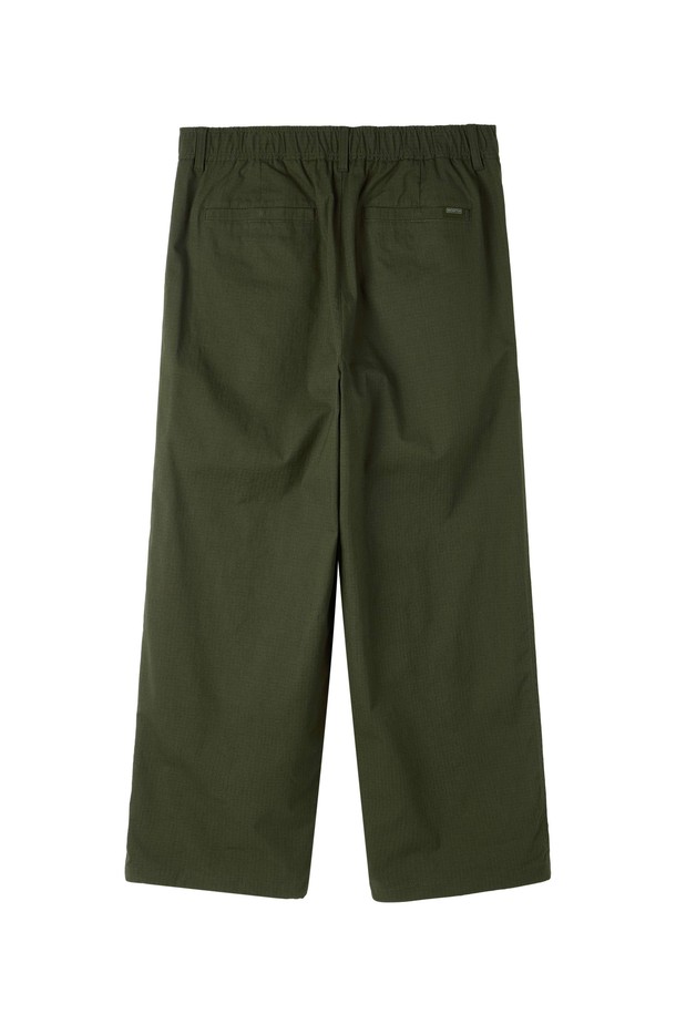 코튼 립스탑 밴딩 트라우저 - 카키 (P253MPT402)는 워크샵룩과 캠핑룩에 잘 어울리는 캐주얼 스타일의 와이드핏 긴바지입니다. 고밀도 코튼 혼방 소재와 내구성이 좋은 립스탑 원단을 사용하여 봄, 여름, 가을, 겨울 사계절 모두 착용 가능합니다. 밴딩 처리로 편안한 착용감을 제공하며, 허리와 밑단 조절이 가능하여 활동성을 높였습니다. 원턱 디자인으로 캐주얼하면서도 미니멀한 분위기를 연출합니다.
