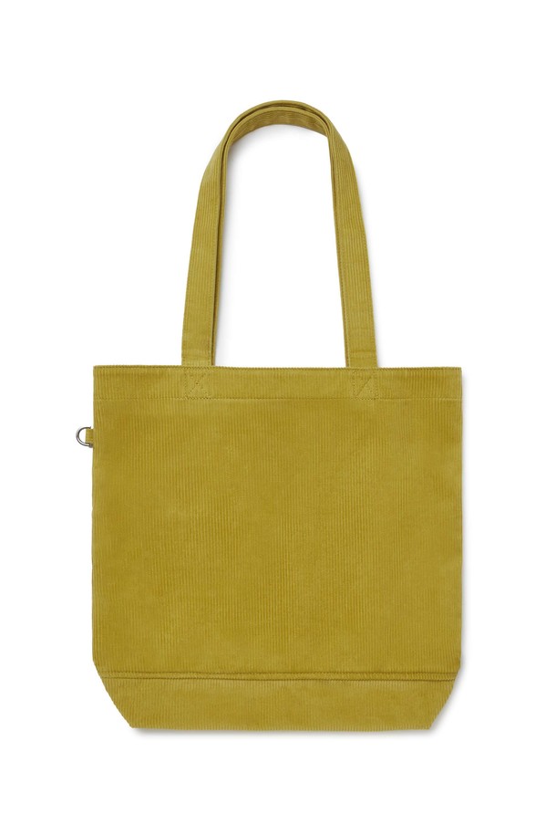 **코듀로이 에코 백 - 머스타드 (P255ATO413)**

부드러운 촉감의 코듀로이, 면, 폴리에스테르 혼방 소재로 제작된 '코듀로이 에코 백'입니다. 머스타드와 네이비 두 가지 색상으로 출시되었으며, 사각 형태의 미디엄 사이즈 에코백입니다. 심플한 디자인에 자수 로고와 메탈 D링으로 포인트를 주었으며, 넉넉한 수납을 위한 내부 지퍼 포켓이 있습니다. 가을, 겨울 시즌, 여행룩, 가을 나들이룩, 겨울 데일리룩 등 다양한 TPO에 맞춰 베이직, 캐주얼, 미니멀 스타일로 연출하기 좋습니다.
