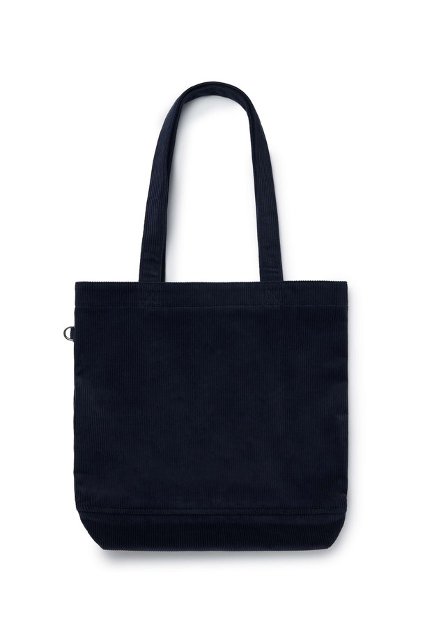 **코듀로이 에코 백 - 네이비 (P255ATO413)**

부드러운 코듀로이 소재와 면, 폴리에스테르 혼방으로 제작된 네이비 컬러의 미디엄 사이즈 에코 백입니다. 심플하고 베이직한 디자인으로 일상, 여행 등 다양한 TPO에 활용하기 좋습니다. 가방 내부에는 텀블러 포켓과 내부 포켓이 있어 실용성을 높였으며, D링을 활용하여 측면 장식을 부착할 수 있습니다. 가볍고 부드러운 촉감으로 편안하게 사용 가능하며, 자수 로고가 디자인 포인트입니다. 스타일은 캐주얼, 미니멀, 클래식 무드를 연출합니다.
