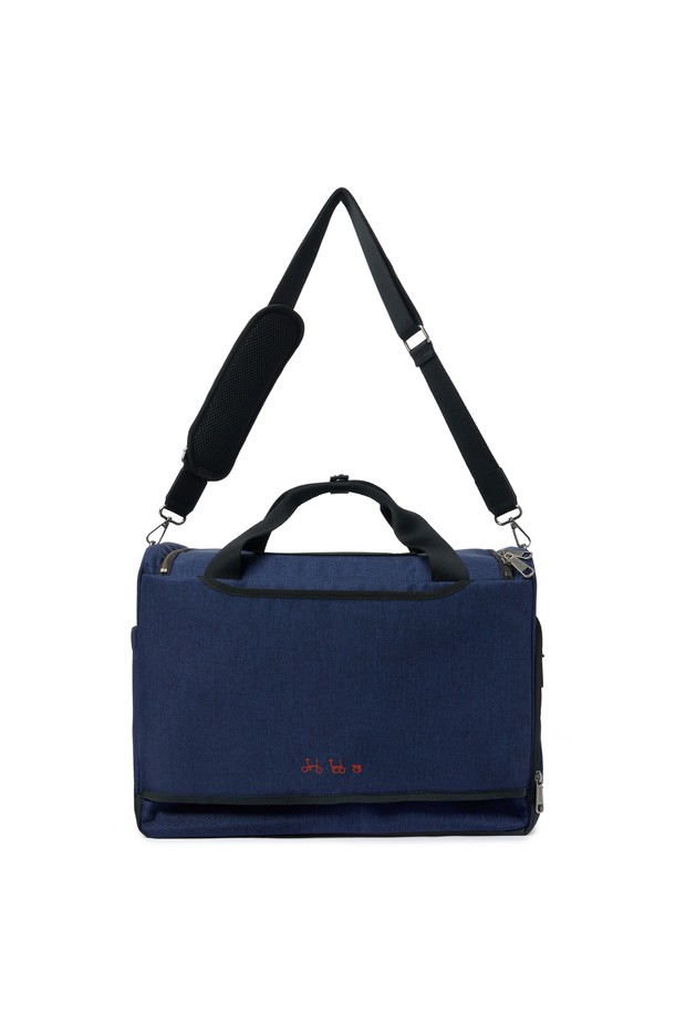 **바이크 보스턴 백 - 인디고 (P255ABB450)**

미디엄 사이즈의 바이크 보스턴 백으로, 사이클 및 일상생활에서 활용하기 좋습니다. 인디고, 베이지 두 가지 색상으로 출시되었으며, 폴리에스터, 나일론, 면 혼방 소재로 제작되었습니다. 사각 형태에 오렌지 라벨 디자인이 돋보이며, 생활 방수 기능을 갖춰 실용성을 더했습니다. 브롬톤 브라켓 L 사이즈 호환, 전면 지퍼 포켓, 측면 물병 포켓, 상단 PVC 폰 포켓, 캐리어 포켓, 다양한 수납공간을 제공하여 편의성을 높였습니다. 여행룩, 캐주얼, 미니멀, 시티보이 스타일을 즐기는 남성분들에게 추천합니다.
