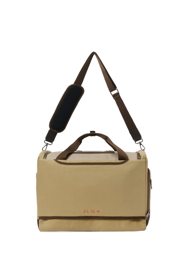 BIKE BOSTON BAG - 베이지 (P255ABB450)는 미디엄 사이즈의 원통형 보스턴백으로, 남성용 캐주얼, 미니멀, 스포티 스타일입니다. 폴리에스터와 나일론 소재로 제작되었으며, 방수 기능을 갖춰 일상생활과 자전거 이용 시 모두 유용합니다. 베이지와 인디고 두 가지 컬러로 출시되었으며, 브럼톤 브라켓 L 사이즈 호환, 앞판 지퍼 포켓, 사이드 물병 포켓, 상단 PVC 휴대폰 포켓 등의 특징을 갖추고 있습니다. 지퍼형 잠금 방식으로 내용물을 안전하게 보관할 수 있으며, 여행룩 연출에도 적합합니다.
