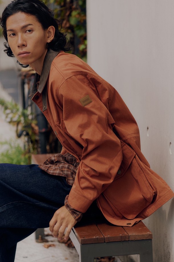 GREENFORD (그린포드) 미디 재킷 - 오렌지 (P253UJK420)는 봄, 가을에 착용하기 좋은 아우터입니다. 도시적인 무드의 세미 오버핏으로, 4포켓 디자인과 허리 스트링 디테일이 특징입니다. 지퍼 여밈 방식으로 간편하게 착용 가능하며, 안감이 없는 홑겹 구조로 가볍게 걸치기 좋습니다. 다양한 이너 제품과 연결 가능한 지퍼가 있어 활용도가 높으며, 면, 나일론, 인조가죽, 폴리에스터 혼방 소재로 제작되었습니다. 동네 마실룩, 산책룩, 여행룩 등 캐주얼, 미니멀, 시티보이 스타일을 연출하기에 적합합니다.
