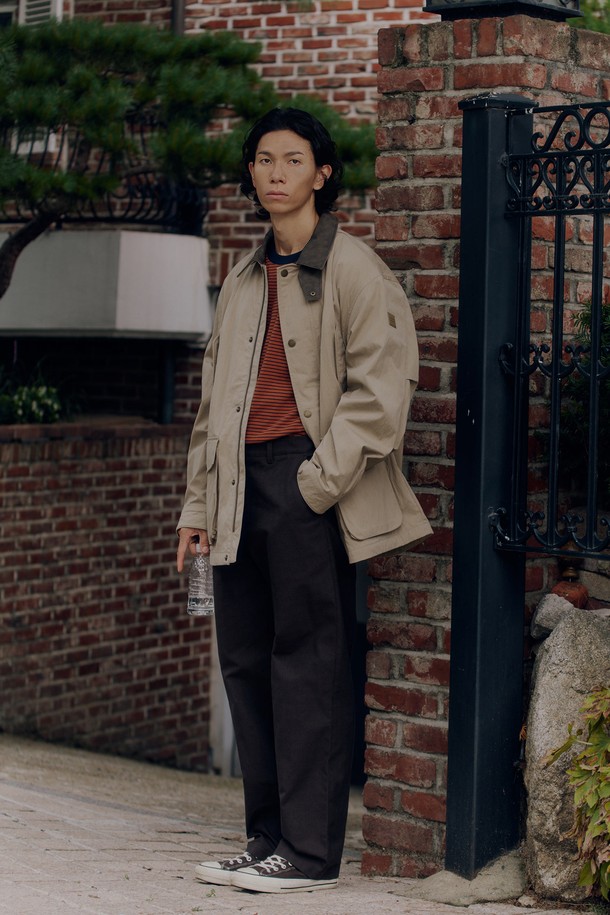 GREENFORD(그린포드) 미디 재킷 - 베이지 (P253UJK420)는 모던하고 클래식한 무드의 헌터 재킷입니다. 봄, 가을에 어울리는 세미 오버핏으로 제작되었으며, 데이트룩과 가을 나들이룩에 적합합니다. 베이지, DIGREEN, 오렌지 3가지 컬러로 출시되었으며, 무지 패턴의 중간 두께 면, 나일론, 합성가죽, 폴리에스테르 혼방 소재를 사용했습니다. 4포켓 디자인과 허리 스트링 디테일, 실용적인 수납이 가능한 단일 레이어 구조의 가벼운 재킷입니다.
