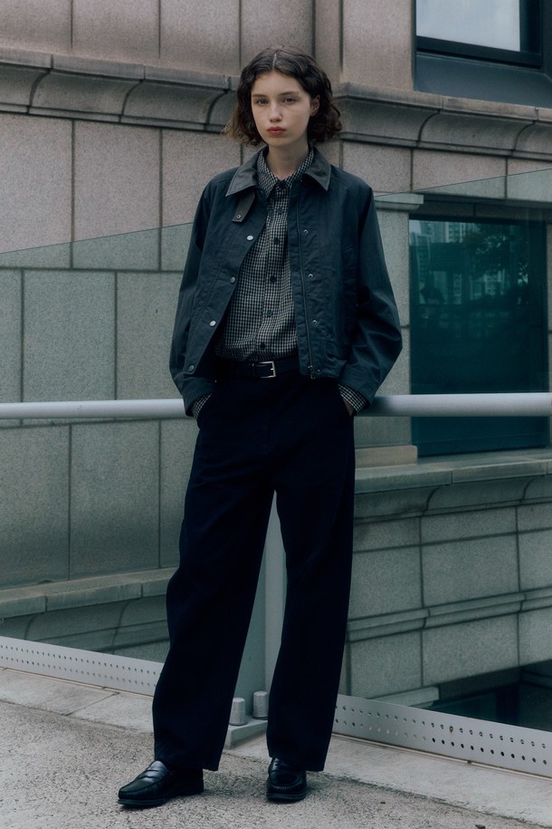 W 그린포드 재킷 (P253WJK420)은 세미 오버핏으로 디자인된 여성용 자켓입니다. 그린, 베이지, 오렌지 세 가지 색상으로 출시되었으며, 봄, 여름, 가을에 착용하기 좋습니다. 면, 나일론, 인조가죽, 폴리에스터 혼방 소재로 제작되어 탄탄한 촉감을 선사하며, 약간 얇은 두께감으로 간절기에 활용하기 좋습니다. 클래식한 무드의 데이트룩, 카페룩, 출근룩에 매치하기 좋으며, 카라 배색과 앞뒤 날개 디테일, 라글란 소매, 어깨선 디자인이 특징입니다.
