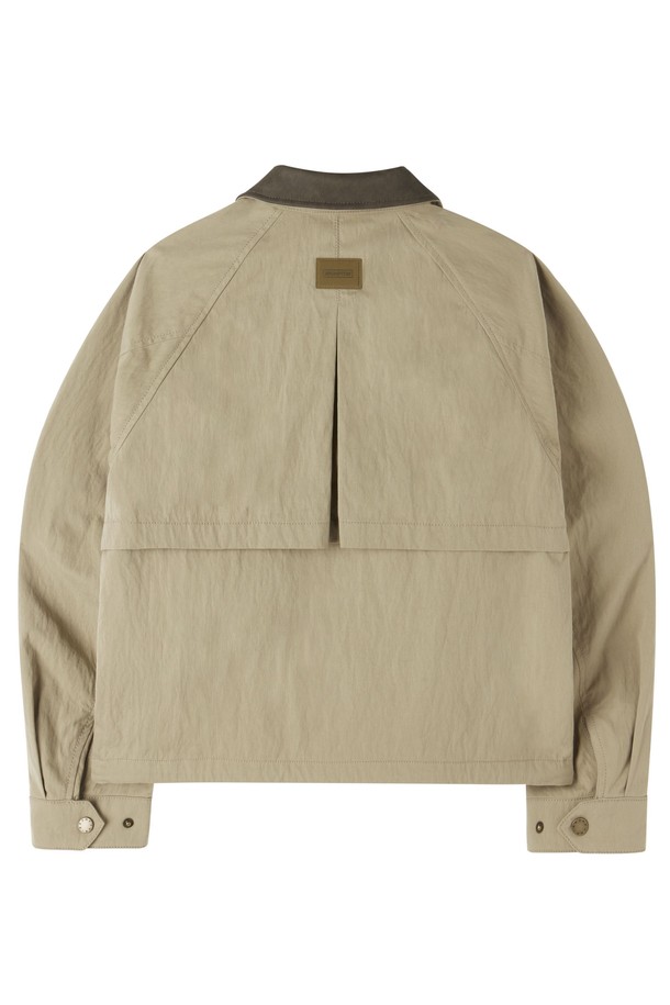 W 그린포드 재킷 - 베이지 (P253WJK420)는 여성 고객을 위한 아우터입니다. 클래식과 모던 스타일을 결합한 디자인으로, 봄, 여름, 가을, 겨울 사계절 모두 착용 가능합니다. 하이덴시티 코튼 원단을 사용하여 제작되었으며, 칼라 콘트라스트 디테일, 앞뒤 윙 디테일, 래글런 소매, 트렌치코트에서 영감을 받은 디자인이 특징입니다.  베이지, 그린, 오렌지 세 가지 색상으로 출시되었으며, 오버핏으로 제작되어 편안한 착용감을 제공합니다. 데이트룩, 출근룩, 모임룩 등 다양한 TPO에 활용할 수 있는 활용도 높은 필드 재킷입니다.
