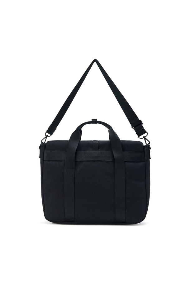 ## FLAP 토트백 - 블랙 (P255ATO411)

미니멀, 클래식, 시크 스타일을 추구하는 남성을 위한 FLAP 토트백입니다. 나일론과 폴리에스터 소재의 매트한 터치감이 특징이며, 무지 디자인에 와펜과 스티치 디테일로 포인트를 더했습니다. 미디엄 사이즈로, 넉넉한 수납공간과 랩탑 수납이 가능한 내부 포켓을 갖춰 일상 및 출퇴근 용도로 활용하기 좋습니다. 전면 오픈 포켓과 고리형 잠금 방식으로 실용성을 높였으며, 사계절 모두 사용 가능한 약간 두꺼운 두께감의 토트백입니다.
