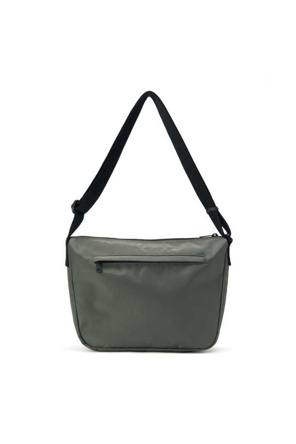 베이직 크로스백 - 카키(P255ACR111)는 남성을 위한 데일리 백입니다. 부드러운 촉감과 은은한 광택이 돋보이는 나일론, 폴리에스터 혼방 소재로 제작되었으며, 미디엄 사이즈로 수납력을 높였습니다. 전면 지퍼 투 포켓과 내부 오픈 포켓으로 소지품을 편리하게 분리 수납할 수 있으며, 사각 쉐입에 리플렉티브 와펜으로 포인트를 더했습니다. 베이직하고 심플한 디자인으로 다양한 스타일의 데일리룩에 매치하기 좋으며, 사계절 내내 활용 가능합니다.
