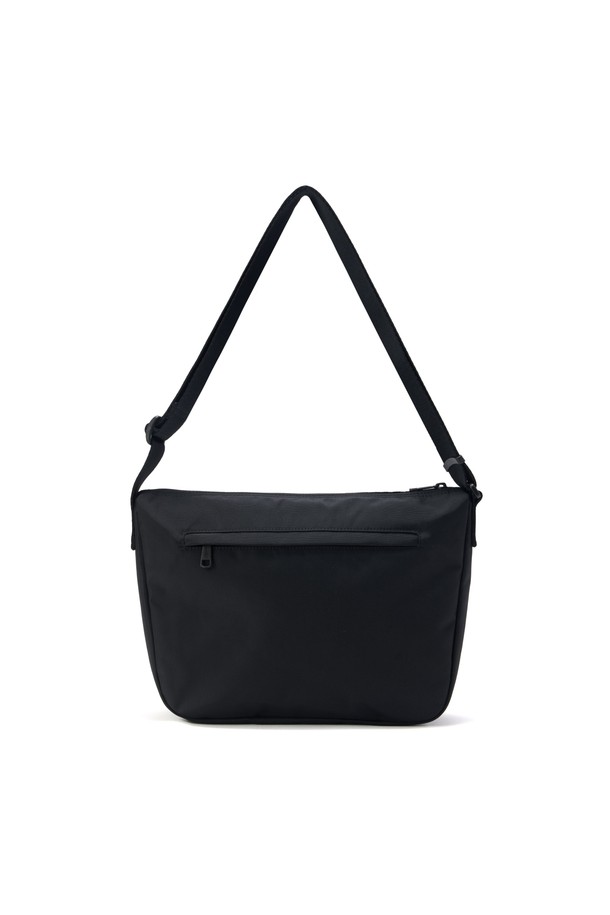 베이직 크로스 백 - 블랙 (BASIC CROSS BAG - BLACK)은 미디엄 사이즈의 사각 쉐입 크로스백입니다. 나일론과 폴리에스터 혼방 소재로 제작되었으며, 무지 패턴에 리플렉티브 와펜 장식이 포인트입니다. 전면 지퍼 투 포켓과 내부 오픈 포켓으로 실용적인 수납이 가능하며, 지퍼형 잠금 방식으로 내용물을 안전하게 보관할 수 있습니다. 광택감이 있으며, 데일리 사용에 적합한 심플하고 베이직한 디자인으로 동네 마실룩, 미니멀, 캐주얼 스타일을 연출하기 좋습니다.
