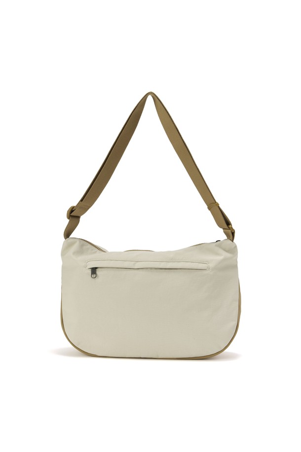 TWO POCKET HOBO BAG - BEIGE (P255ACR410)는 캐주얼, 미니멀, 클래식 스타일을 추구하는 남녀 모두를 위한 호보백입니다. 베이지, 블랙, 시그레이 세 가지 색상으로 출시되었으며, 나일론과 폴리에스테르 소재를 사용하여 부드러운 터치감을 선사합니다. 미디엄 사이즈의 가방으로, 무지 패턴에 와펜과 스티치 디자인으로 포인트를 주었습니다. 전면 투 포켓, 내부 분할 스티치 포켓, 넓은 메인 포켓과 같은 실용적인 수납 구조를 갖춰 일상 및 여행 시 넉넉하고 깔끔한 수납이 가능합니다. 여행룩, 휴가룩에 잘 어울리는 아이템입니다.
