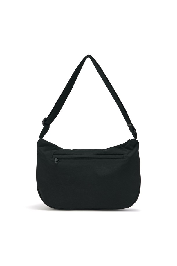 투 포켓 호보 백 (P255ACR410)은 캐주얼, 미니멀, 시티보이 스타일을 추구하는 남녀 공용 가방입니다. 나일론과 폴리에스터 소재로 제작되어 부드러운 촉감을 제공하며, 미디엄 사이즈로 일상 및 여행에 적합합니다. 전면 투 포켓과 내부 분할 포켓, 넓은 메인 포켓으로 실용적인 수납이 가능하며, PU 와펜과 오렌지 스티치 디자인이 돋보입니다. 블랙, 베이지, 시그레이 세 가지 색상으로 출시되어 다양한 스타일에 매치할 수 있으며, 넉넉한 수납공간을 제공하여 여행룩과 휴가룩에 활용하기 좋습니다.
