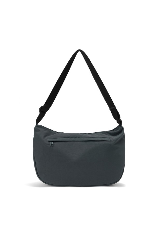 투 포켓 호보 백 - C/그레이 (P255ACR410)는 미디엄 사이즈의 나일론, 폴리에스터 혼방 소재 호보 백입니다. 시그레이, 베이지, 블랙 세 가지 색상으로 출시되었으며, 앞면 투 포켓 디자인과 가죽 디테일, 오렌지 스티치가 포인트입니다. 지퍼형 잠금 방식으로 내용물을 안전하게 보관할 수 있으며, 내부 분할 수납공간과 넓은 메인 수납공간으로 실용성을 높였습니다. 부드러운 텍스처와 반원 모양, 무지 패턴으로 미니멀, 캐주얼, 클래식 스타일을 연출하며, 일상과 여행에 모두 활용 가능한 아이템입니다.
