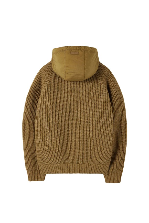 SHETLAND WOOL HOOD CARDIGAN - MUSTARD (P254UCD431)는 부드러운 촉감과 우수한 보온성을 자랑하는 후드 가디건입니다. 서틀랜드 울, 캐시미어 혼방 소재로 제작되어 겨울철 데일리룩에 따뜻함과 스타일을 더해줍니다. 탈부착 가능한 후드와 집업 스타일로 다양한 연출이 가능하며, 내구성을 높여 필링을 최소화했습니다. 베이직하고 캐주얼한 스타일로, 레귤러핏과 긴 소매 기장으로 편안하게 착용할 수 있습니다. CIGREY, KHAKI, MUSTARD 세 가지 색상으로 제공됩니다.
