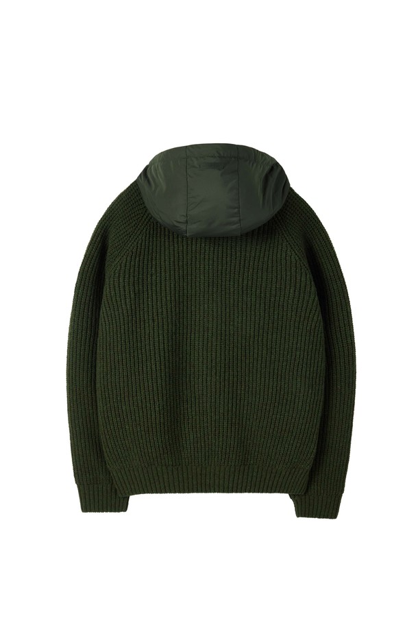 SHETLAND WOOL HOOD CARDIGAN - 카키 (P254UCD431)는 포근함과 스타일을 동시에 잡은 후드 가디건입니다. 울, 아크릴 등 혼방 소재로 제작되어 부드러운 촉감과 뛰어난 보온성을 자랑하며, 봄, 가을, 겨울까지 폭넓게 활용할 수 있습니다. 탈부착 가능한 후드와 집업 스타일로 다양한 연출이 가능하며, 레귤러핏과 오버핏 두 가지로 출시되어 취향에 맞게 선택할 수 있습니다. 특히, 경량 다운 후드 소재를 사용하여 더욱 따뜻하고 편안하며, 필링을 최소화하여 내구성을 높였습니다. 겨울철 데일리룩에 캐주얼하고 미니멀한, 혹은 클래식한 무드를 더해보세요.
