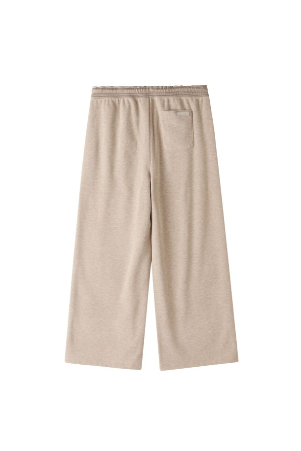 W 저지 코듀로이 트라우저 - 베이지 (P253WPT161)는 여성용 코듀로이 팬츠입니다. 봄, 가을, 겨울에 착용하기 좋은 약간 두꺼운 두께감의 긴 기장 와이드핏 바지로, 캐주얼한 스타일을 연출합니다. 베이지와 엠그레이 두 가지 색상으로 출시되었으며, 겉감은 탄탄한 촉감의 폴리에스터, 레이온, 나일론, 폴리우레탄 혼방 소재를 사용했습니다. 와이드하게 떨어지는 실루엣과 뒷판 아웃포켓, 브롬톤 시그니처 고무 와펜 포인트가 특징이며, 신축성이 있어 편안하게 착용할 수 있습니다. 데일리룩, 미니멀룩, 클래식 스타일을 선호하는 분들께 추천합니다.
