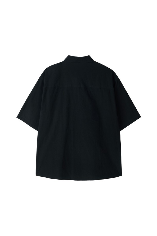 마이크로 시어서커 셋업 하프 슬리브 셔켓 - 블랙 (P252MJK484)은 봄, 여름 시즌에 어울리는 베이직 스타일의 셔켓입니다. 시원한 면 소재와 얇은 두께감으로 쾌적한 착용감을 선사하며, 세미 오버핏으로 편안하게 연출할 수 있습니다. 반소매 디자인과 시어서커 패턴이 특징이며, 데이트룩, 카페룩 등 다양한 TPO에 활용하기 좋습니다. 사이드 포켓과 베이직 칼라, 버튼 여밈 방식, 그리고 세트 상품 구성으로 실용성을 더했습니다. 캐주얼, 미니멀, 클래식 스타일을 즐겨 입는 분들께 추천합니다.
