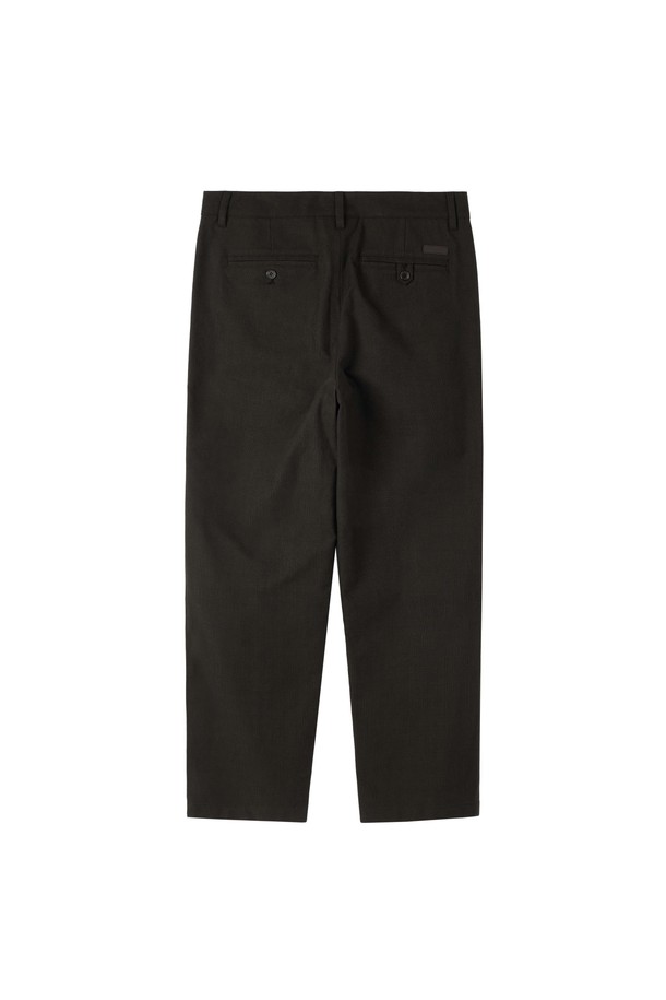 브라운 컬러의 체크 패턴이 돋보이는 체커드 트라우저스입니다. 남성용 긴바지로, 봄, 가을에 착용하기 좋습니다. 폴리에스테르 소재로 제작되어 편안한 착용감을 제공하며, 레귤러 핏으로 제작되었습니다. 클래식하고 베이직한 스타일에 오피스룩, 비즈니스 캐주얼, 출근룩 등 다양한 TPO에 활용 가능합니다. 미니멀한 스타일을 선호하는 분들께 추천합니다.
