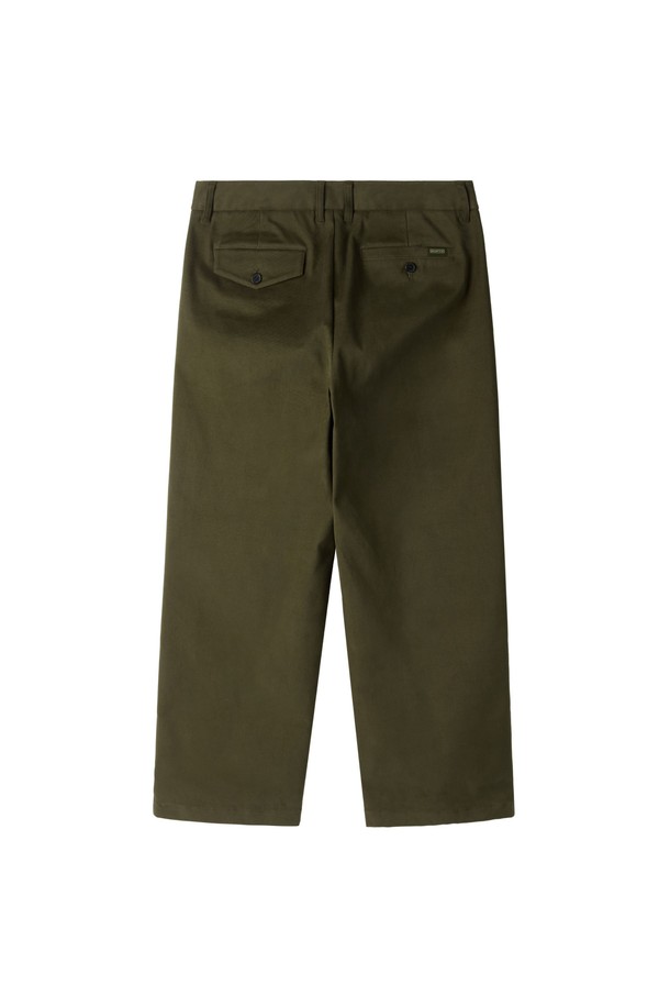 브러쉬드 투 턱 트라우저 - D/KHAKI (P254MPT435)는 가을, 겨울 시즌에 적합한 치노 팬츠입니다. 60년대 아이비리그 스타일을 모던하게 재해석하여 클래식하면서도 세련된 무드를 연출합니다. 부드러운 촉감의 면, 폴리에스테르, 폴리우레탄 혼방 소재에 브러쉬드 가공을 더해 고급스러운 외관을 자랑하며, 안감이 있어 보온성을 높였습니다. 투턱 디자인과 와이드 핏, 레귤러핏으로 편안한 착용감을 제공하며,  스트레치 소재로 활동성을 더했습니다. 데일리룩, 오피스룩, 비즈니스 캐주얼 등 다양한 TPO에 활용 가능한 활용도 높은 아이템입니다.
