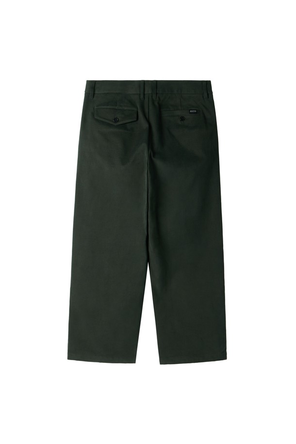 브러쉬드 투턱 트라우저 - G/카키 (P254MPT435)는 남성용 투턱 팬츠입니다. 가을, 겨울 시즌에 적합하며, 베이직하고 캐주얼한 스타일을 연출합니다. 겉감은 면, 폴리우레탄, 폴리에스터 혼방으로 제작되었으며, 부드러운 촉감과 두꺼운 두께감으로 보온성을 높였습니다. 브러쉬드 가공과 신축성 있는 소재로 편안한 착용감을 선사하며, 레귤러핏과 와이드핏의 매력을 동시에 느낄 수 있습니다. 데일리룩, 출근룩 등 다양한 상황에 맞춰 캐주얼, 클래식, 미니멀 스타일을 연출해보세요.
