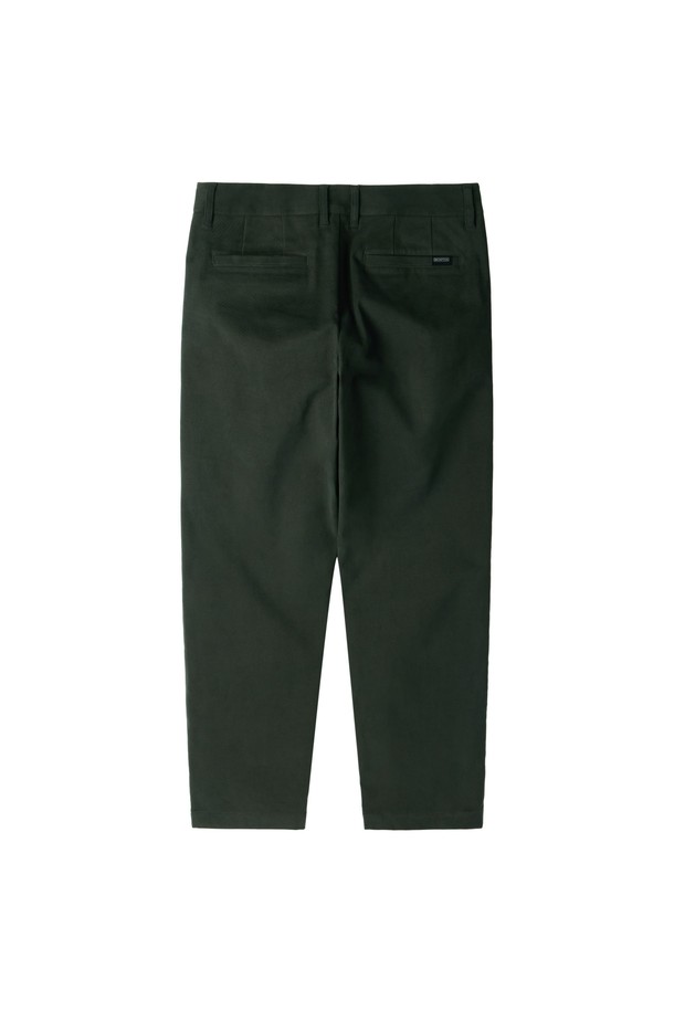 브러쉬드 베이직 트라우저 - G/KHAKI (P254MPT436)는 가을, 겨울 시즌을 위한 데일리룩 필수 아이템입니다. 베이지와 카키 두 가지 컬러로 출시되었으며, 부드러운 터치감의 브러쉬드 가공이 특징입니다. 면, 폴리에스테르, 폴리우레탄 혼방 소재로 제작되어 신축성이 뛰어나 편안한 착용감을 선사합니다. 레귤러핏과 와이드 핏으로 캐주얼, 미니멀, 클래식 등 다양한 스타일을 연출할 수 있으며, 보온성을 높여 겨울철에도 따뜻하게 입을 수 있습니다. 무지 디자인에 중간 두께감으로 어떤 상의와도 잘 어울립니다.
