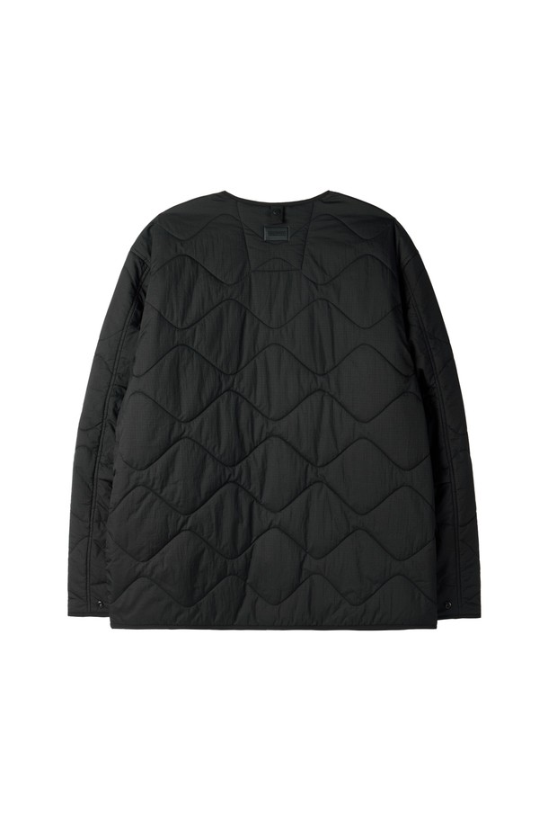 BRITISH CAMPER 퀼티드 재킷 - 블랙(P254UPD430)은 캐주얼한 무드의 남녀공용 퀼팅 재킷입니다. 봄, 가을, 겨울 세 계절 모두 활용 가능하며, 가벼운 착용감과 립스탑 원단으로 제작되어 편안함을 선사합니다. 라운드넥 디자인에 지퍼 여밈 방식으로 간편하게 착용할 수 있으며, 레귤러핏으로 제작되어 활동성을 높였습니다. 블랙 컬러에 무지 디자인으로 다양한 스타일의 이너와 레이어링하여 겨울 데일리룩, 산책룩 등 폭넓게 활용하기 좋습니다. 가슴 지퍼 디테일과 부분 배색, 뒷넥 지퍼, 사이드 고정 고리 등의 디테일이 돋보입니다.
