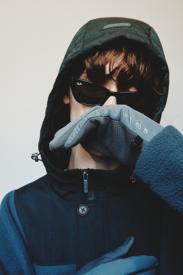 **POLARTEC GLOVES - 블루 (P254AGL110)**

보온성과 방한 기능이 뛰어난 폴라텍 소재의 장갑입니다. 일상생활과 아웃도어 활동 모두에 적합하며, 손가락 분리형 디자인으로 활동성을 높였습니다. 짙은 블루 컬러의 무지 디자인으로 캐주얼, 미니멀, 고프코어 스타일을 연출하기 좋습니다. 겨울철 추위 속에서도 따뜻하고 부드러운 촉감을 선사하는 두꺼운 두께감의 장갑입니다.
