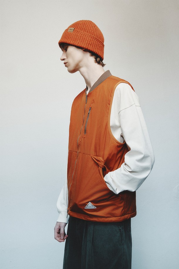 **LIGHTWEIGHT PADDED VEST - 오렌지 (P254MPV130)**

이번 시즌, 당신의 아웃도어 활동과 일상에 활력을 더해줄 남성용 "라이트웨이트 패디드 베스트 - 오렌지"입니다. 가을, 겨울 시즌에 적합하며, 캐주얼 및 스포티한 스타일을 연출할 수 있습니다. 경량 패딩 소재로 제작되어 보온성과 활동성을 동시에 갖췄으며, 무지 디자인으로 어떤 스타일에도 쉽게 매치할 수 있습니다. 레귤러 핏에 집업 방식으로 편안하게 착용 가능하며, 여행, 캠핑, 등산 등 다양한 TPO에 활용 가능합니다. 나일론과 폴리에스테르 혼방 소재로 제작되어 튼튼하고, 두꺼운 두께감으로 추운 날씨에도 따뜻함을 유지해 줍니다. 
