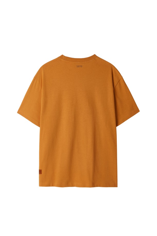 1975 HALF SLEEVE T-SHIRT - 오렌지 (P253UTS501)는 면 소재의 부드러운 촉감이 돋보이는 반팔 티셔츠입니다. 넉넉한 세미 오버핏으로 편안한 착용감을 선사하며, 라운드넥 디자인으로 제작되었습니다. 봄, 여름, 가을 계절에 데일리웨어로 활용하기 좋으며, 캐주얼, 미니멀, 스트리트 스타일을 연출할 수 있습니다. 1975 프린트와 자전거 프린트가 포인트이며, 50주년 기념 라벨이 부착되어 특별함을 더합니다. 동네 마실룩이나 산책룩으로 활용하기 좋은 아이템입니다.
