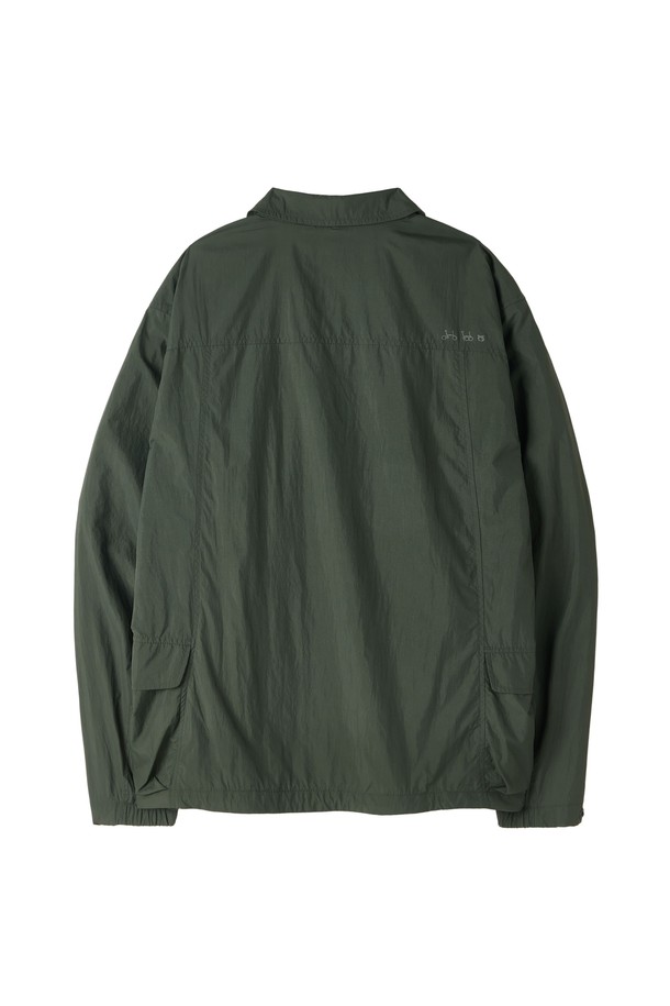 COACH JACKET - KHAKI (P253MJK101)는 가볍고 활동적인 스타일을 위한 코치 재킷입니다. 봄, 여름, 가을 계절에 활용하기 좋으며, 일상, 여행룩, 산책룩 등 다양한 TPO에 어울립니다. 카키 및 라이트블루 컬러를 제공하며, 나일론과 폴리에스테르 혼방 소재로 제작되어 얇고 가볍습니다. 레귤러핏, 세미오버핏, 오버핏 등 다양한 핏으로 연출 가능하며, 집업 방식으로 간편하게 착용할 수 있습니다. 방수 기능, 사이드 포켓, 실리콘 와펜, 리플렉티브 디테일, 패커블 기능으로 실용성을 더했습니다.
