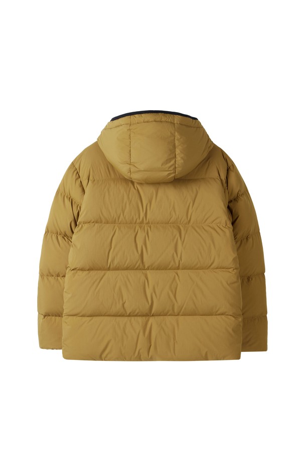 CURVED DOWN - 머스타드 (P254UDW138)는 여성용으로 디자인된 캐주얼 스타일의 겨울 점퍼입니다. 무지 패턴의 오버핏 숏패딩으로, 부드러운 촉감의 나일론 소재를 사용하여 편안한 착용감을 선사합니다. 집업 방식으로 간편하게 여밀 수 있으며, 긴 소매와 후드 디자인이 특징입니다. 안감이 패딩 처리되어 두꺼운 두께감으로 따뜻함을 더하며, 미니멀한 스타일을 연출하기 좋습니다.
