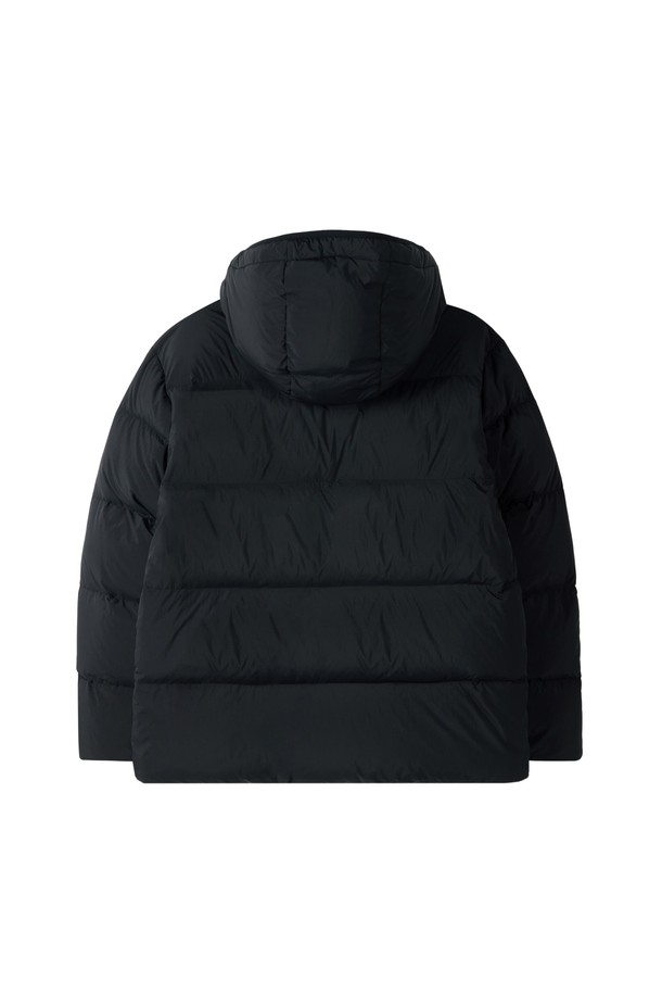 CURVED DOWN - BLACK (P254UDW138)는 겨울철 따뜻함과 스타일을 동시에 만족시키는 블랙 컬러의 남녀 공용 패딩 점퍼입니다. 캐주얼, 스포티 무드의 오버핏 디자인으로, 일상에서 편안하게 착용하기 좋습니다. 나일론 소재로 제작되어 부드러운 촉감과 방풍, 보온 기능을 제공합니다. 두꺼운 두께감과 퀼팅 디테일, 후드 디자인으로 한겨울 추위에도 끄떡없는 따뜻함을 선사하며, 긴 소매와 집업 여밈 방식으로 편리함을 더했습니다. 미니멀한 스타일을 선호하는 분들께 추천하는 아이템입니다.
