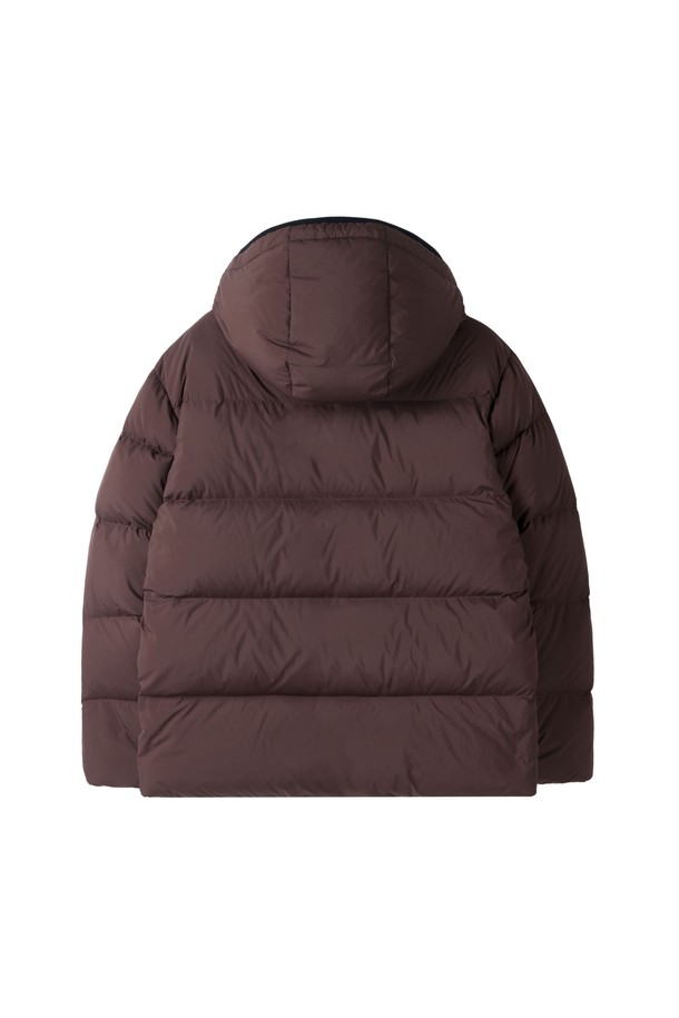 CURVED DOWN - BRICK (P254UDW138)는 부드러운 촉감의 폴리에스테르 소재로 제작된 여성용 패딩 점퍼입니다. 브라운 및 버건디 컬러로 출시되었으며, 캐주얼 및 미니멀 스타일을 연출하기 좋습니다. 겨울철 일상복으로 적합하며, 두꺼운 두께감과 오버핏, 후드 및 퍼프소매 디자인으로 포근함을 더했습니다. 집업 방식으로 간편하게 착용할 수 있으며, 크롭 기장으로 스타일리시함을 강조했습니다. 안감은 패딩 처리되어 보온성을 높였습니다.
