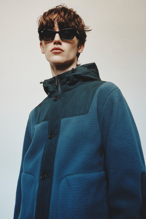 남성용 플리스 점퍼 - 틸 그린(P254UFT135)입니다. 부드러운 플리스 소재로 제작되어 두꺼운 두께감과 뛰어난 보온성을 제공하며, 가을/겨울철 쾌적한 착용감을 선사합니다. 캐주얼, 스포티, 고프코어 스타일을 아우르는 디자인으로, 일상복뿐만 아니라 캠핑룩, 산책룩 등 다양한 TPO에 활용 가능합니다. 레귤러핏에 집업 스타일, 후드와 패치 디테일이 더해져 트렌디한 무드를 연출합니다. 틸 그린 컬러의 무지 디자인으로 어떤 스타일에도 쉽게 매치할 수 있습니다.
