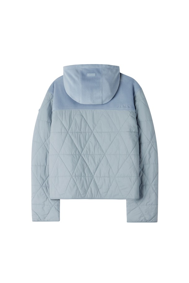 W 플리스 패딩 재킷 - L/BLUE (P254WFT131)는 여성용 플리스 패딩 재킷으로, 가을과 겨울철 데일리룩, 산책룩, 여행룩에 적합합니다. 라이트 블루 및 라이트 베이지 두 가지 색상으로 출시되었으며, 캐주얼, 스포티, 미니멀 스타일을 연출할 수 있습니다. 두꺼운 두께감과 부드러운 촉감의 플리스 소재, 폴리에스테르, 나일론 혼방으로 제작되어 보온성과 경량성을 동시에 제공합니다. 레귤러핏과 오버핏으로 연출 가능하며, 집업 방식으로 편안하게 착용할 수 있습니다. 하이브리드 아우터 디자인, 볼륨감 있는 실루엣, 앞면 아우터 포켓, 실리콘 패치 디테일, 자전거 자수 디테일, 발라클라바가 포함되어 있습니다.
